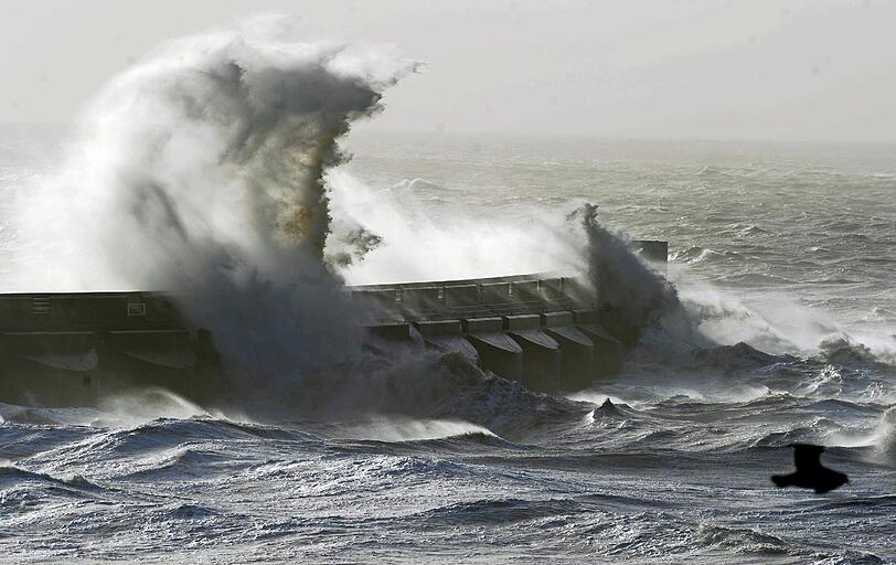 Heftige Wellen im Hafen von Newhaven.