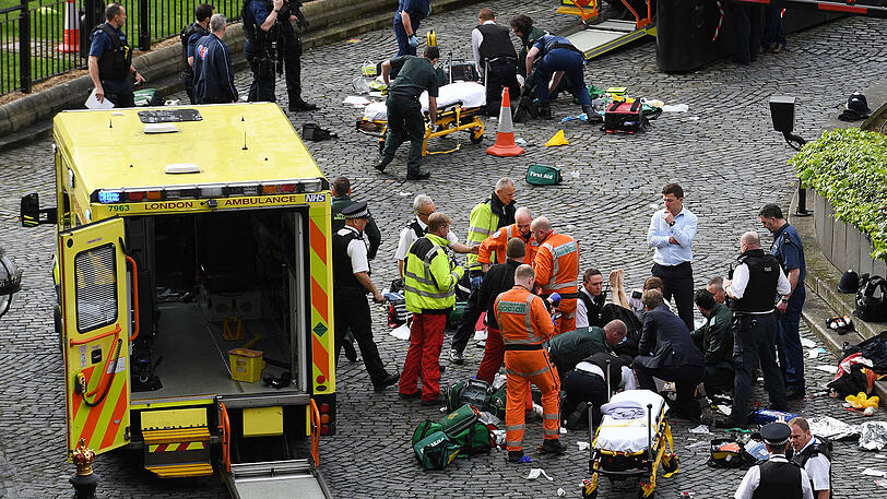 Mindestens vier Menschen sind bei einem Terroranschlag nahe des britischen Parlaments getötet worden.
