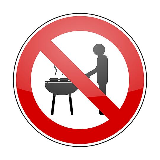 Häufiger Streitpunkt unter Nachbarn: Der rauchende Grill und laute Grillparty-Besucher.