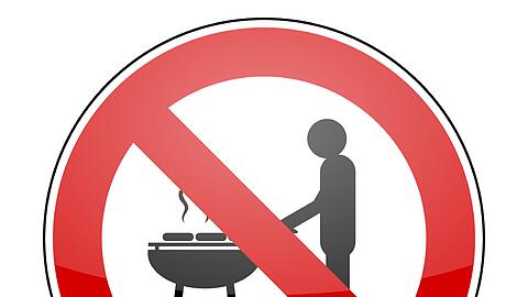 Häufiger Streitpunkt unter Nachbarn: Der rauchende Grill und laute Grillparty-Besucher.