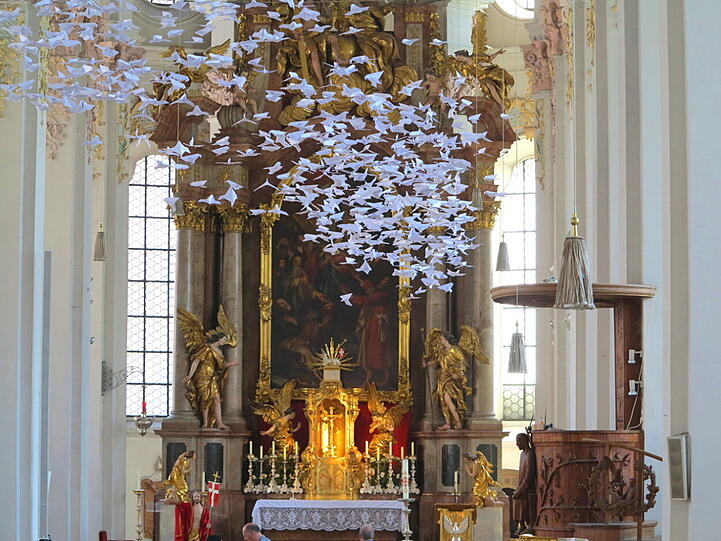 Kein Wunder, sondern hunderte heitere Papiertauben habe ich in der Heilig Geist Kirche am Viktualienmarkt fotografiert.