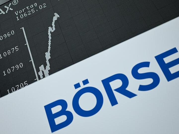 Die Dax-Kurve zeigt im Handelssaal der Frankfurter Wertpapierbörse über dem Wort "Börse" einen Anstieg.