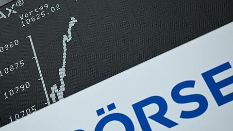 Die Dax-Kurve zeigt im Handelssaal der Frankfurter Wertpapierbörse über dem Wort "Börse" einen Anstieg.