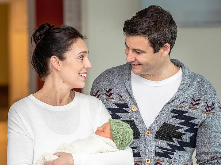 Premierministerin Jacinda Ardern mit ihrem Verlobten Clarke Gayford und dem gemeinsamen Kind.