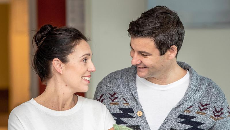 Premierministerin Jacinda Ardern mit ihrem Verlobten Clarke Gayford und dem gemeinsamen Kind. Premierministerin Jacinda Ardern mit ihrem Verlobten Clarke Gayford und dem gemeinsamen Kind.
