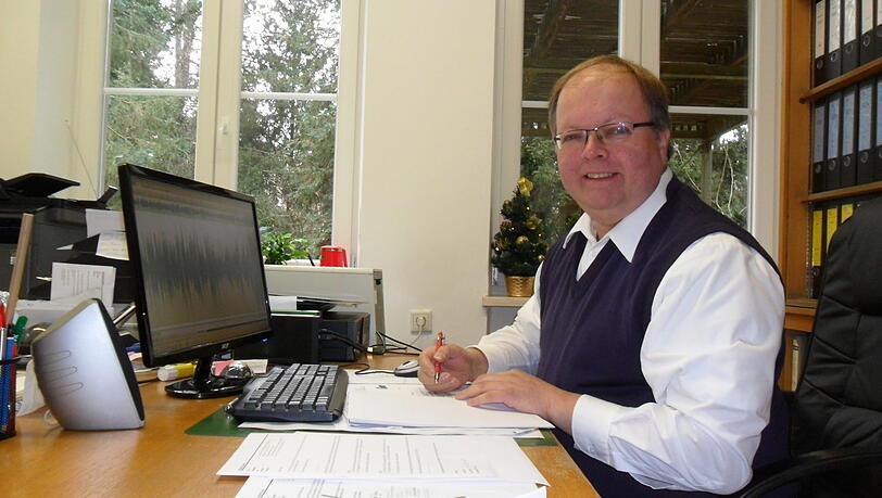 Peter Sauer in seinem Büro. Peter Sauer in seinem Büro.
