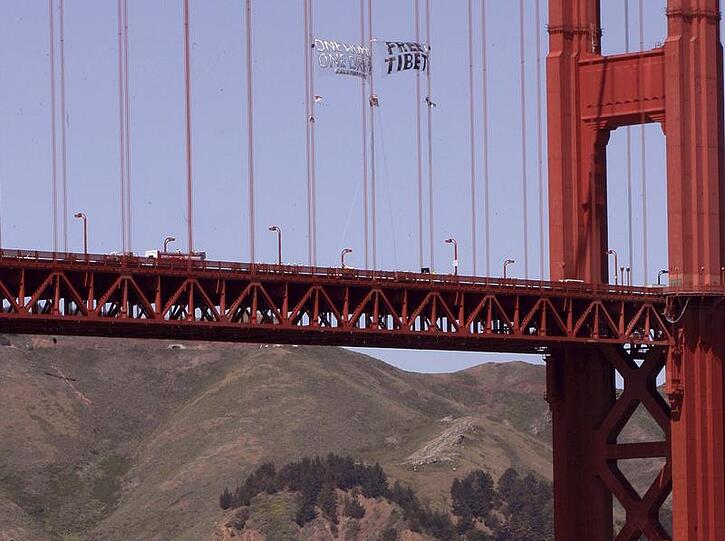 Ein Pro-Tibet Banner weht an der Golden Gate Brücke in San Francisco.