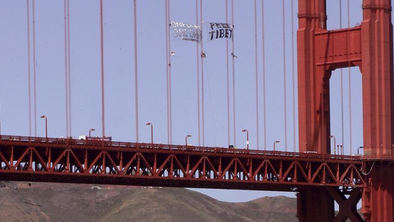 Ein Pro-Tibet Banner weht an der Golden Gate Brücke in San Francisco. Ein Pro-Tibet Banner weht an der Golden Gate Brücke in San Francisco.
