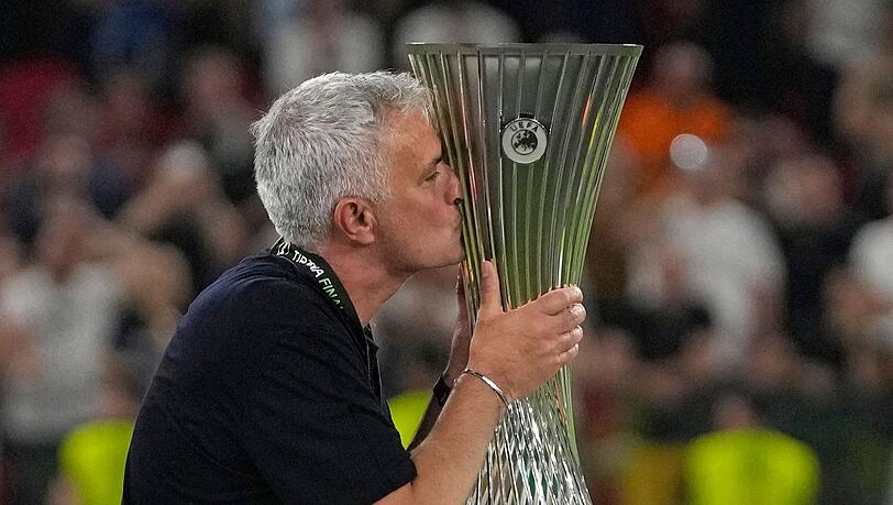 Roms Cheftrainer José Mourinho küsst die Trophäe nach dem Finale.