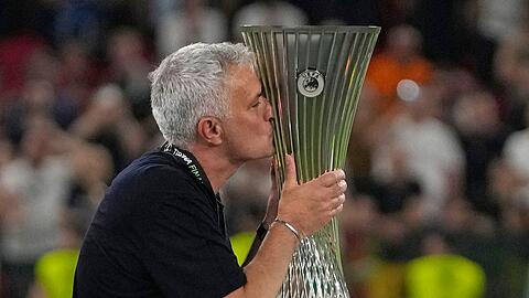 Roms Cheftrainer José Mourinho küsst die Trophäe nach dem Finale.