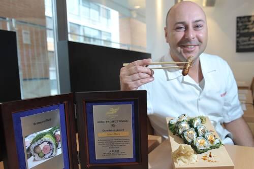 Sushi-Meister Oliver Esch vor der Medaille und der preisgekrönten Bratwurst-Rolle.