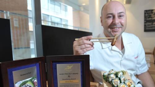 Sushi-Meister Oliver Esch vor der Medaille und der preisgekrönten Bratwurst-Rolle.