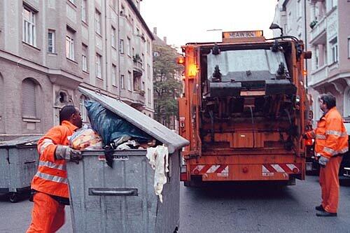 Müllabfuhr mit überfüllten Tonnen (Symbolbild)