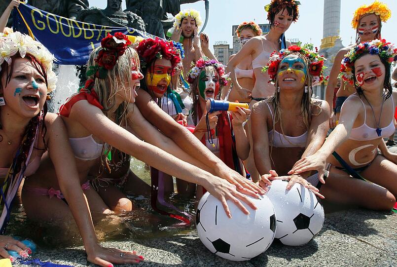 Der Protest richtet sich gegen Instandhaltungsarbeiten, wodurch die Warm-Wasser-Versorgung unterbrochen wurde.