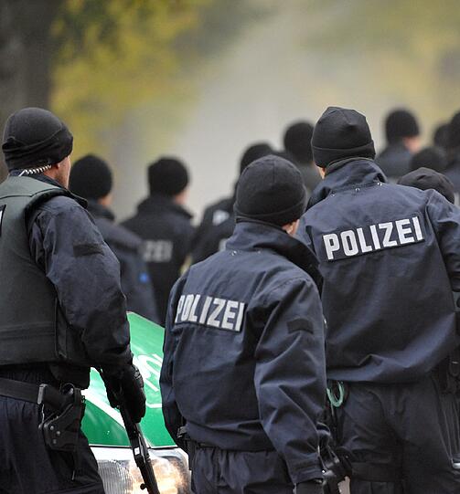Der 41-jährige wollte mit einer Kollegin zwei Motorradfahrer kontrollieren &ndash; die beiden schossen auf die Beamten.