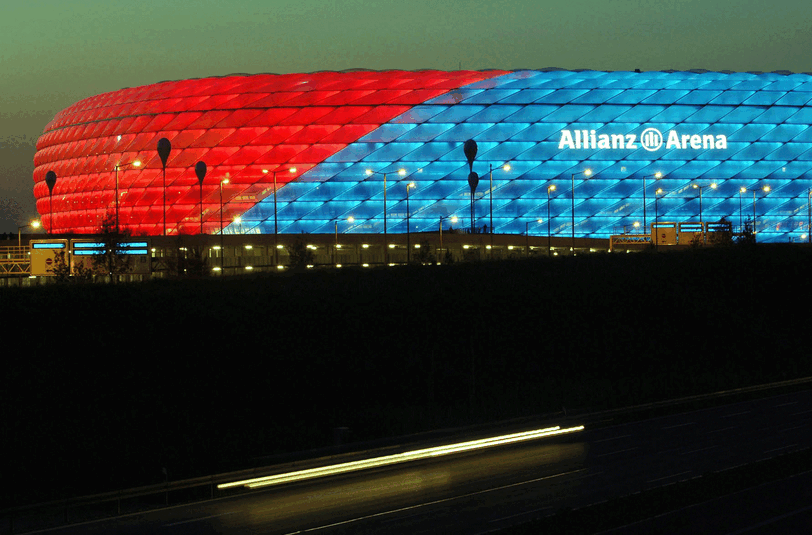 66. Die leuchtende Allianz Arena kann man in klaren Nächten von österreichischen Berggipfeln aus sehen.