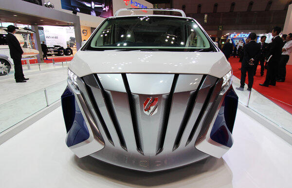 Noch ein Van oder schon ein Hochgeschwindigkeitszug ohne Schienen? Toyotas umgebauter Alphard mit dem Namen «Hercule» erinnert an einen Shinkasen-Schnellzug.
