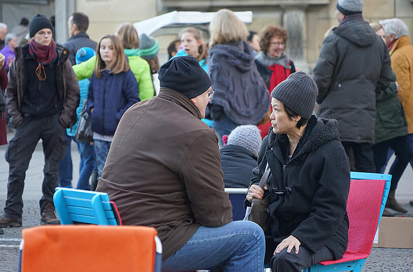 Augenkontakt und Umarmungen auf dem Odeonsplatz: Die Bilder von der Aktion am Sonntag.