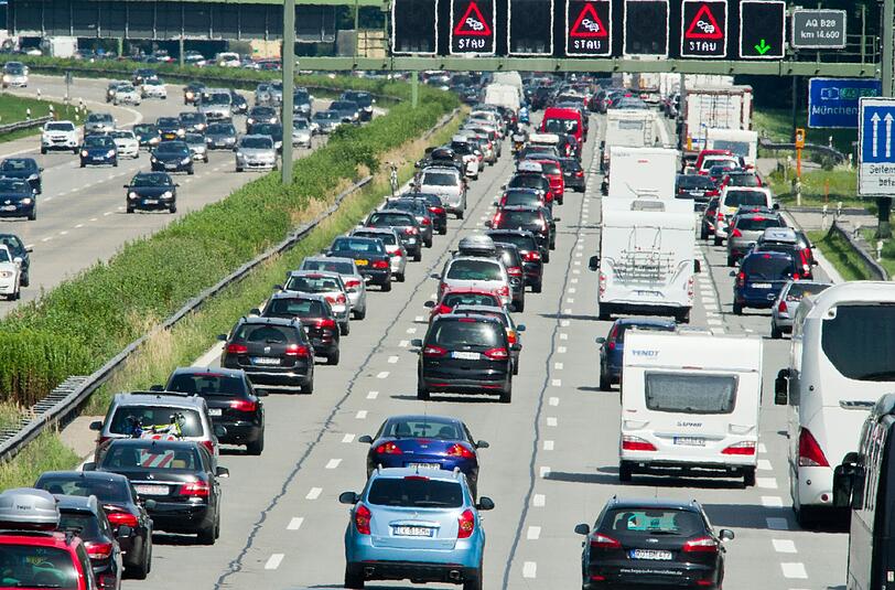 Der ADAC und der Autoclub ÖAMTC warnen zu Ostern vor besonderen Engpässen bei der Rückreise.