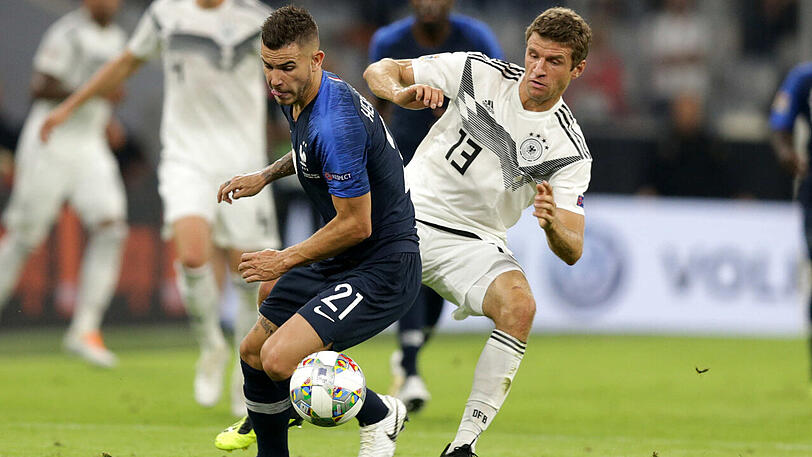 Thomas Müller (rechts) im Duell mit dem Franzosen Lucas Herandez.