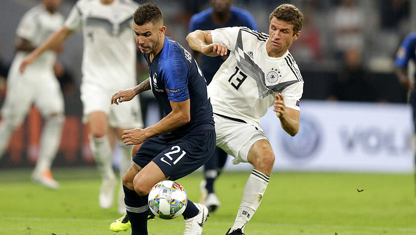Thomas Müller (rechts) im Duell mit dem Franzosen Lucas Herandez. Thomas Müller (rechts) im Duell mit dem Franzosen Lucas Herandez.