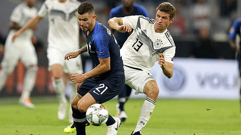 Thomas Müller (rechts) im Duell mit dem Franzosen Lucas Herandez.
