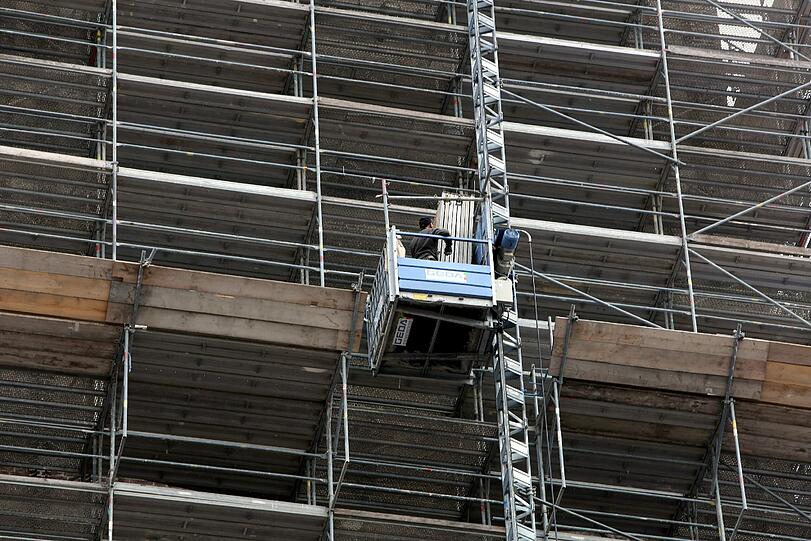 Arbeit in luftiger Höhe: 98,45 Meter ist der Südturm hoch.