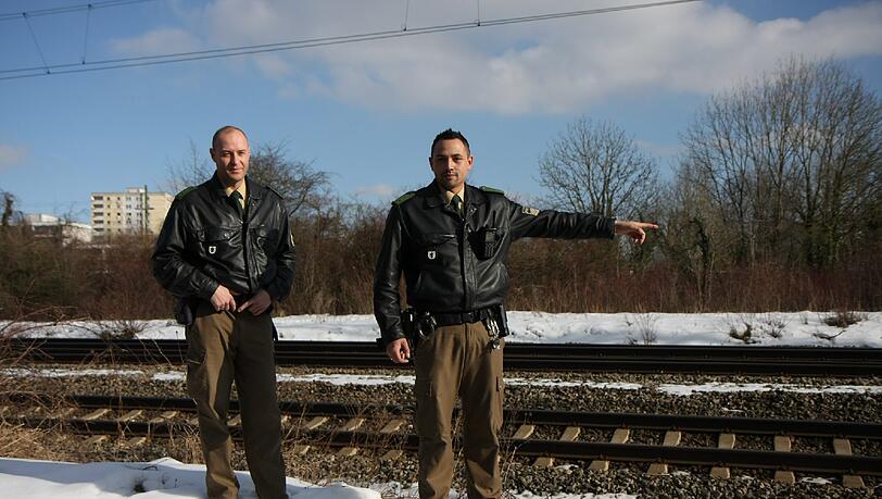 Lebensretter in Uniform: Die Beamten reanimierten die 69-jährige Frau und retteten ihr so das Leben. Lebensretter in Uniform: Die Beamten reanimierten die 69-jährige Frau und retteten ihr so das Leben.