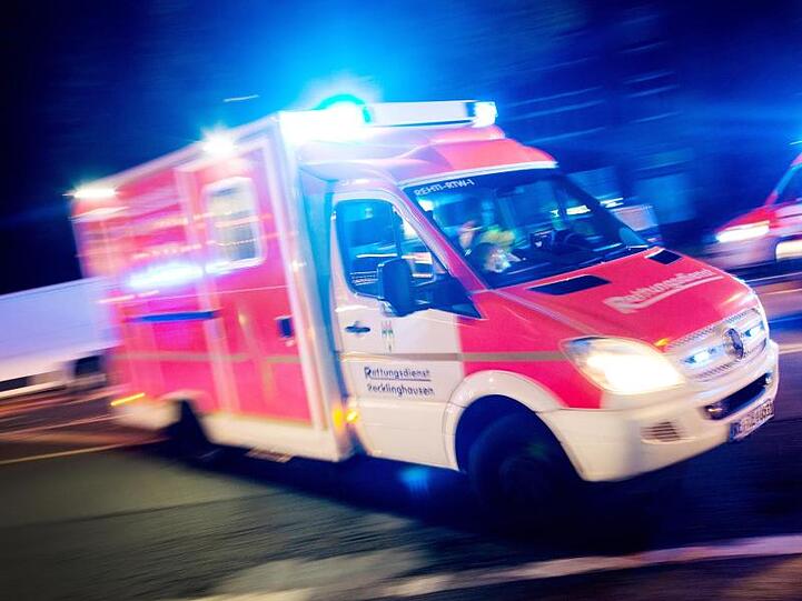 Ein Rettungswagen fährt mit Blaulicht durch eine Straße. Foto: Marcel Kusch/dpa/Symbolbild