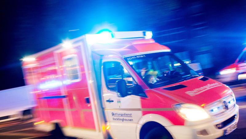 Ein Rettungswagen fährt mit Blaulicht durch eine Straße. Foto: Marcel Kusch/dpa/Symbolbild Ein Rettungswagen fährt mit Blaulicht durch eine Straße. Foto: Marcel Kusch/dpa/Symbolbild
