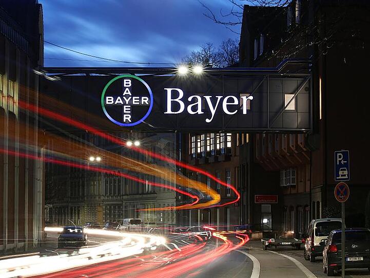 Bayer und Lanxess verkaufen den Chemieparkbetreiber Currenta ins Ausland.
