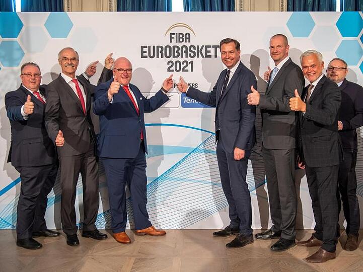 Die Delegation des Deutschen Basketball Bundes feiert in München den EM-Zuschlag.