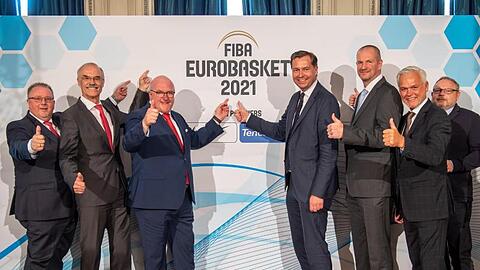Die Delegation des Deutschen Basketball Bundes feiert in München den EM-Zuschlag.