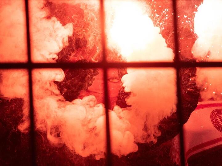 Bayern Fans zünden Bengalische Feuer. Foto: Bernd Thissen/Archiv