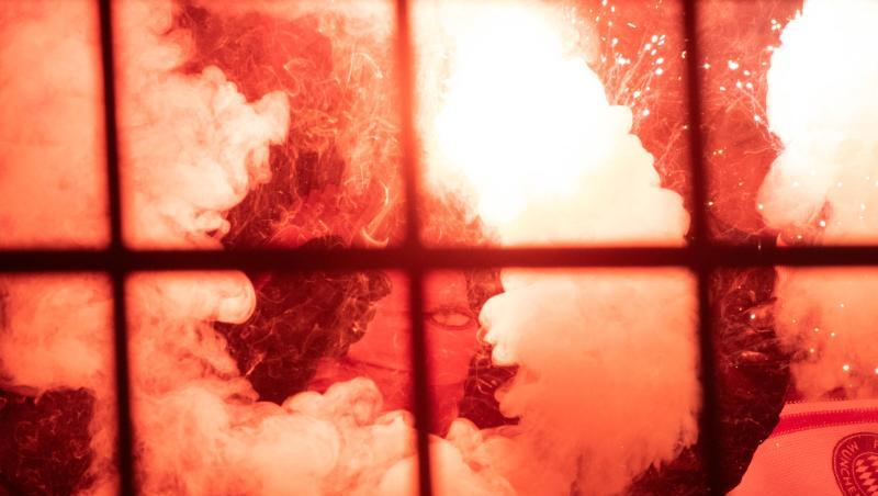 Bayern Fans zünden Bengalische Feuer. Foto: Bernd Thissen/Archiv