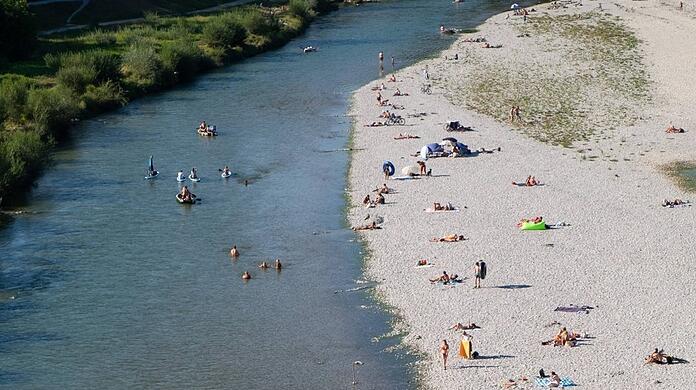 Bei der Großhesseloher Brücke kommen die Boote im Sommer im Minutentakt.