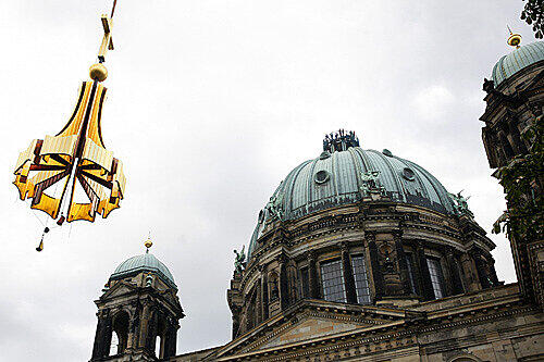 Das neue Kuppelkreuz wird mit einem Kran auf den Berliner Dom gesetzt.