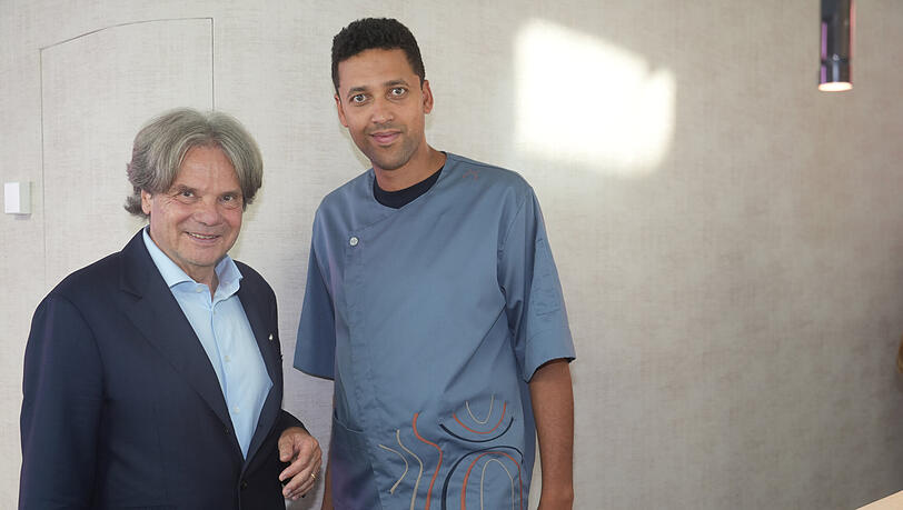 Michael Käfer (l.) und Küchenchef Jens Madsen. Münchens Feinkost-König geht mit seinem neuen Küchenchef in der BMW-Welt sowohl kulinarisch als auch architektonisch völlig neue Wege. Das Konzept soll sich noch besser in die BMW-Welt einfügen. Michael Käfer (l.) und Küchenchef Jens Madsen. Münchens Feinkost-König geht mit seinem neuen Küchenchef in der BMW-Welt sowohl kulinarisch als auch architektonisch völlig neue Wege. Das Konzept soll sich noch besser in die BMW-Welt einfügen.