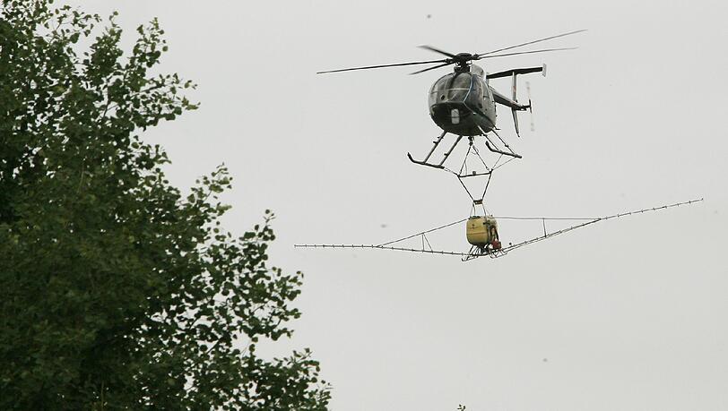 Auch vom Hubschrauber aus wird die Chemie-Keule gegen die Eichenprozessionsspinner großflächig verspritzt. Auch vom Hubschrauber aus wird die Chemie-Keule gegen die Eichenprozessionsspinner großflächig verspritzt.