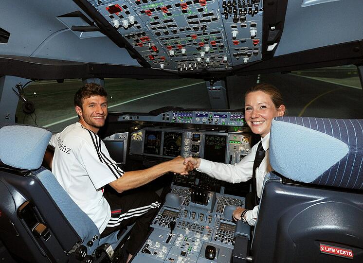 Die DFB-Elf hat sich bei Lufthansa das Cockpit des A-380 angesehen. Die Bilder.