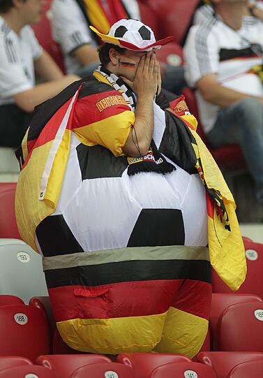 Tränen, Trauer, Tragik: Nach dem Halbfinal-K.o. gegen Italien können es viele Fans nicht fassen, dass der Traum vom EM-Titel vorbei ist. Die Bilder