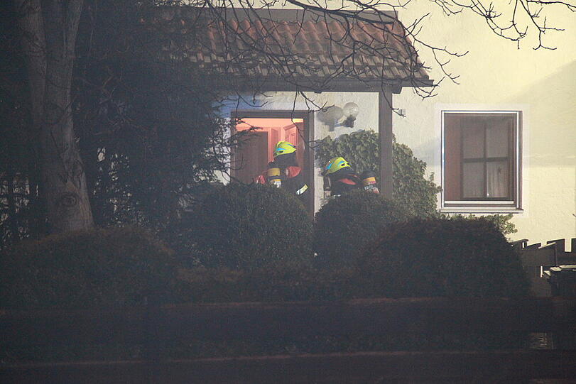 In Kolbermoor zerstörte ein Feuer ein Doppelhaus. Die Bilder vom Einsatz der Feuerwehr.