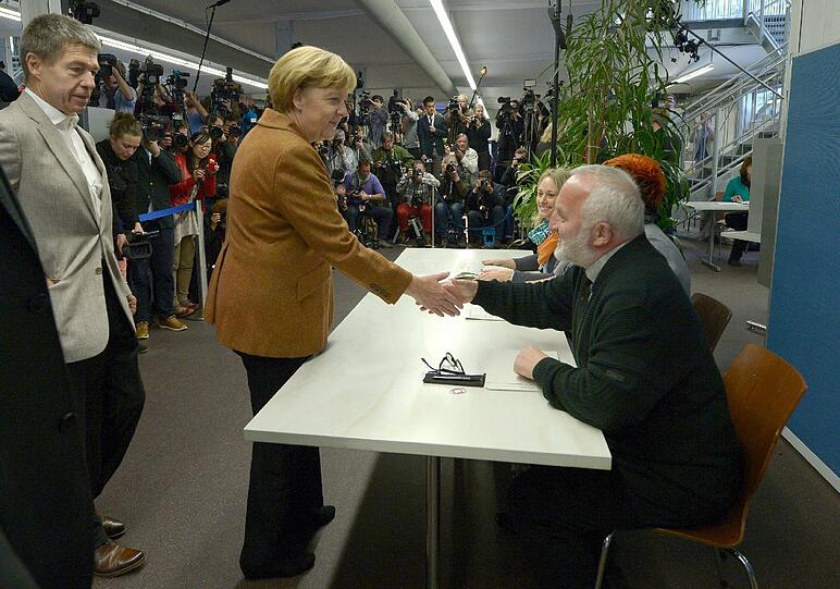 Bundeskanzlerin Angela Merkel (CDU) wirft am 22.09.2013 in Berlin ihren Stimmzettel zur Bundestagswahl 2013 in die Wahlurne.