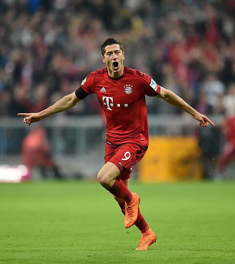 ROBERT LEWANDOWSKI: NOTE 1+++
Kann man mal so machen: Ein &bdquo;Quinttrick&ldquo; als Joker - unwiderstehlich. Mit Frust in den Klamotten fünf Mal vollstrecken. Besser geht&rsquo;s nicht. Sternstunde! Macht acht Saisontreffer.