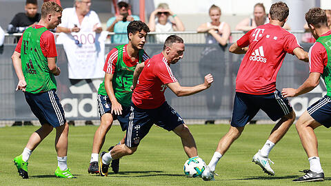 Die Stars und die Youngsters: Franck Ribéry und Thomas Müller umzingelt von den Nachwuchshoffnungen. Zusammen spielen sie heute in Wolfratshausen.
