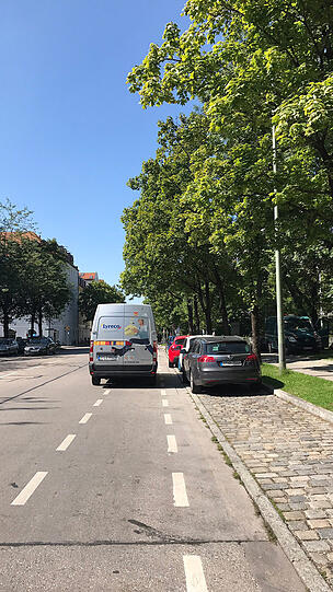 Autos und Lieferwagen, die auf dem Radweg parken und so zur Gefahr für Radler und Fußgänger werden können. Solche Situationen sind in ganz München zu beobachten.