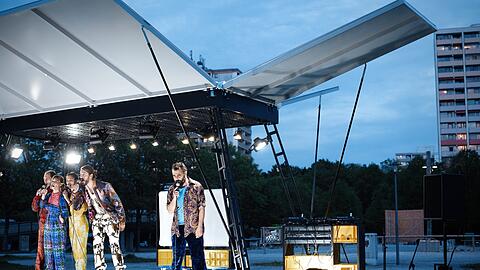 Maja Beckmann, Kamel Najma, May Al Hares und Majd Feddah performen in Neuperlach.