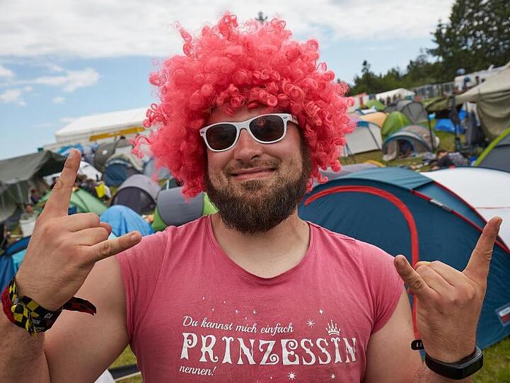 Mit Spaß und rosa Perücke dabei.