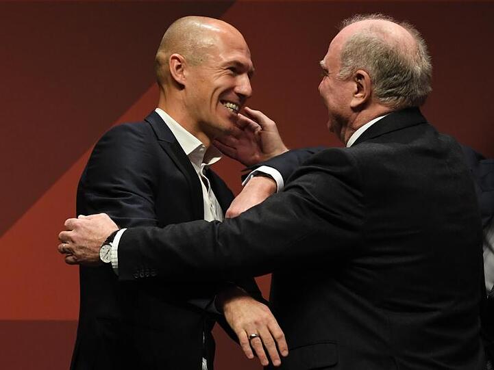 Auch der ehemalige Bayernspieler Arjen Robben (l) begrüßte Uli Hoeneß.
