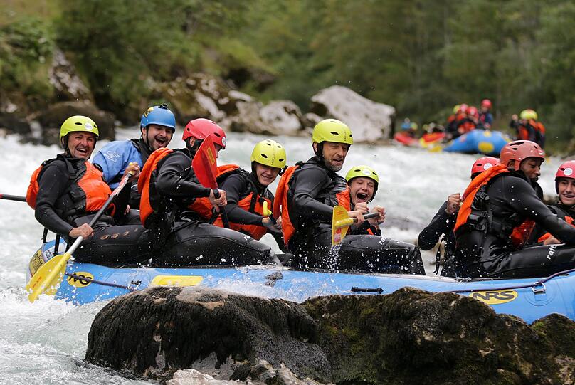 Volle Action! Die Löwen hatten sichtlich Spaß beim Wildwasser-Rafting auf der Salzach.